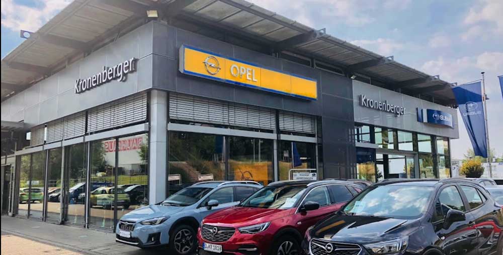 Zu sehen ist die Außenansicht des Autohauses Kronenberger in Düsseldorf