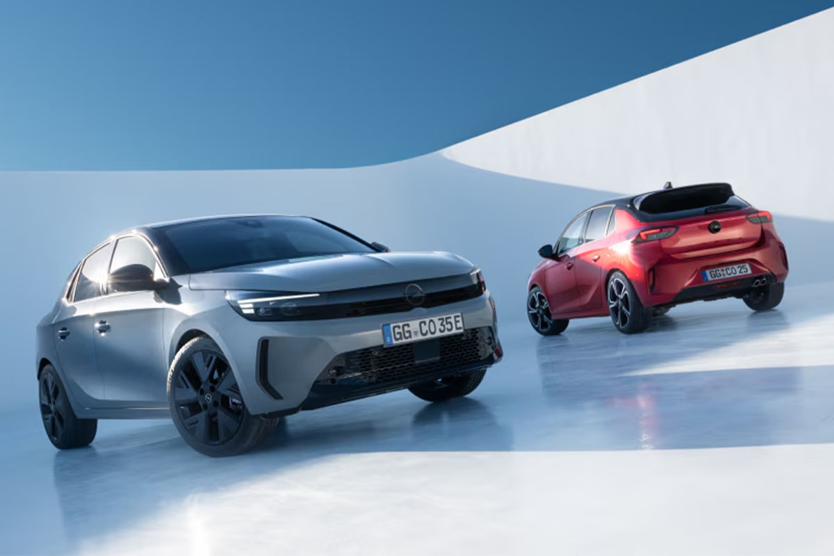 blauer Opel Corsa von vorne und ein roter Opel Corsa von hinten