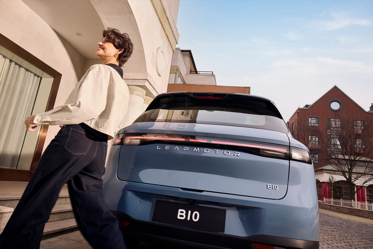 zu sehen: Leap Motor B10, Frau steht hinter dem Auto