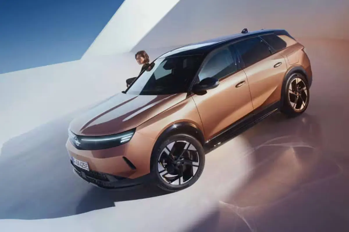 kupferfarbener Opel Grandland schräg von der Seite
