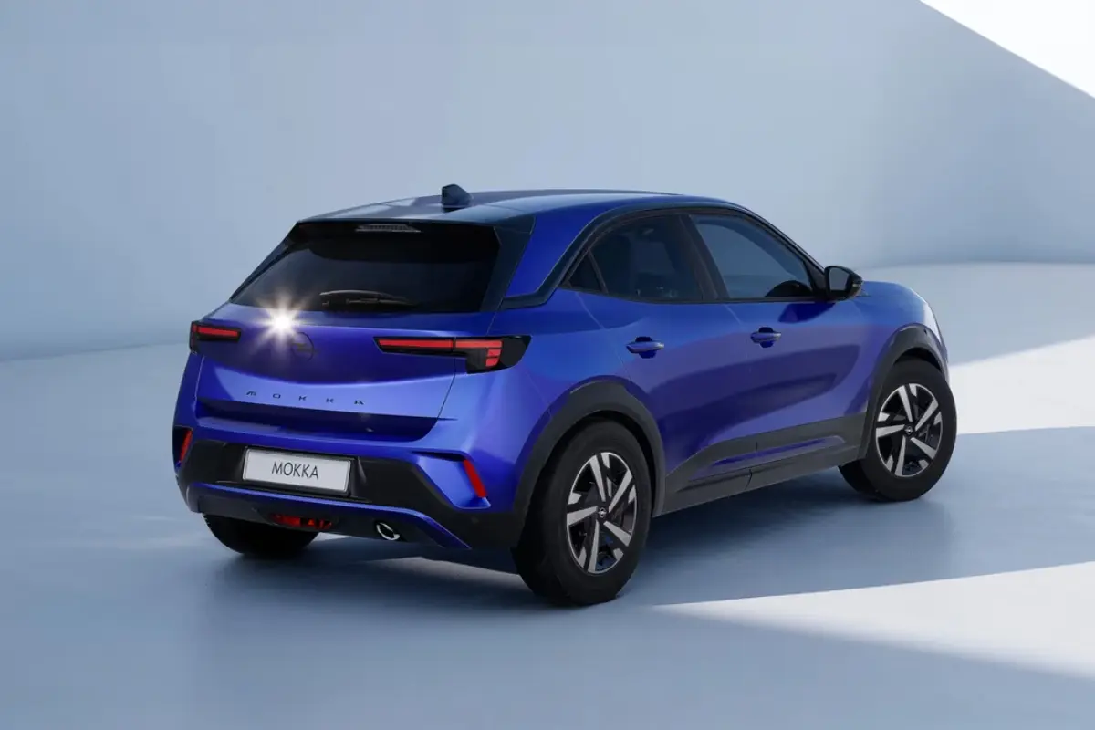 blauer Opel Mokka von hinten