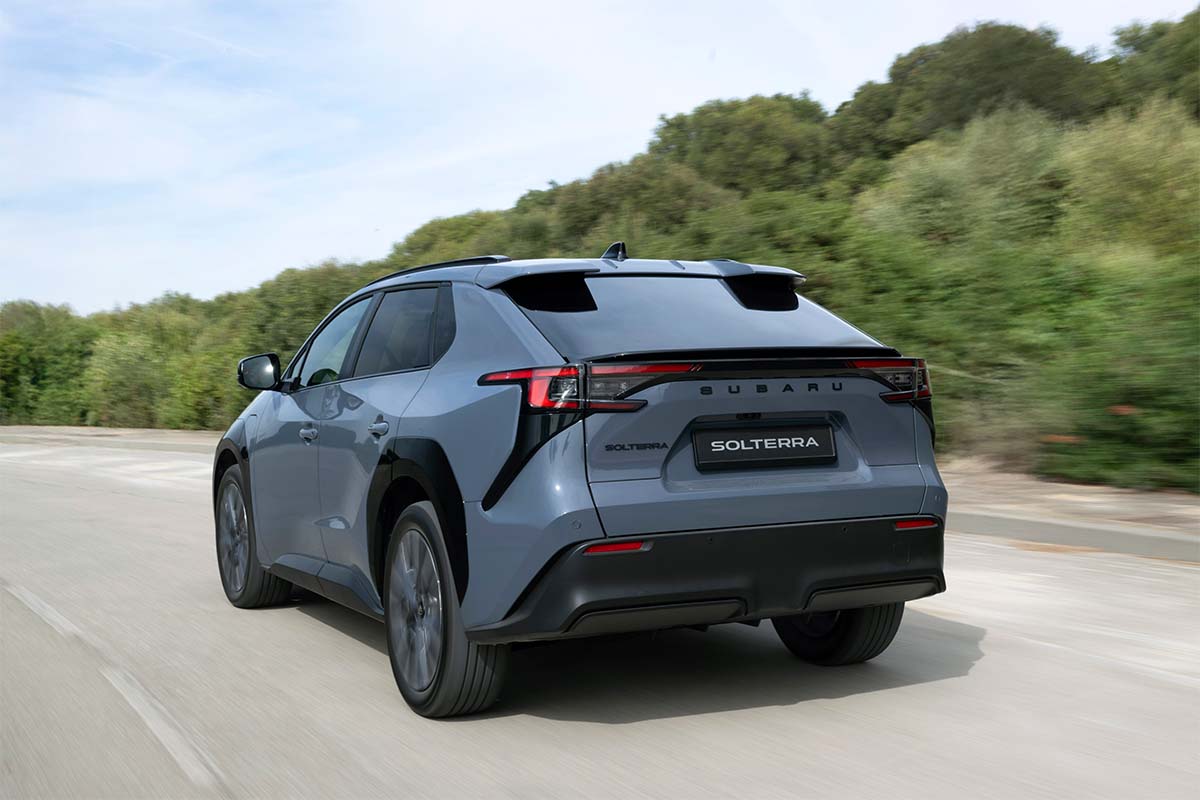 Blauer Subaru Solterra von hinten
