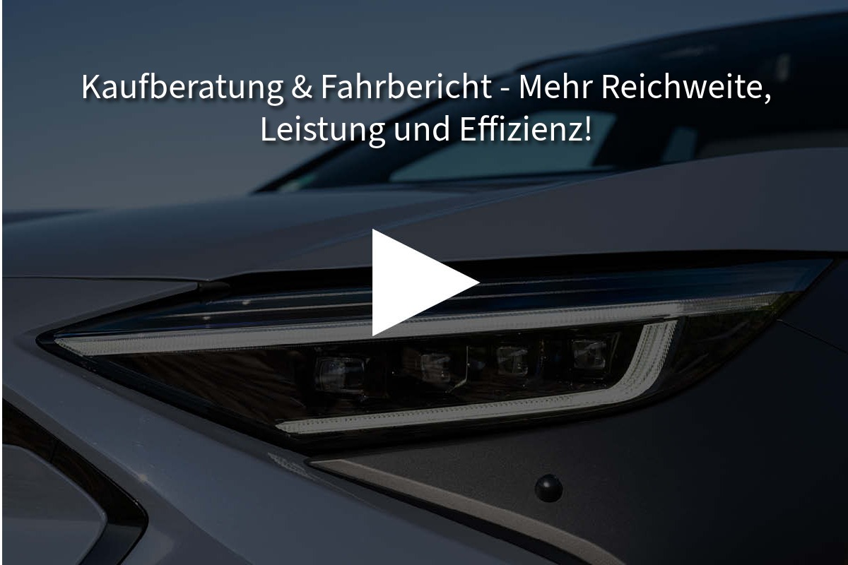 Zu sehen ist der Scheinwerfer des Subaru Solterra. In der Mitte des Bildes ist ein weißer Play Button zu sehen