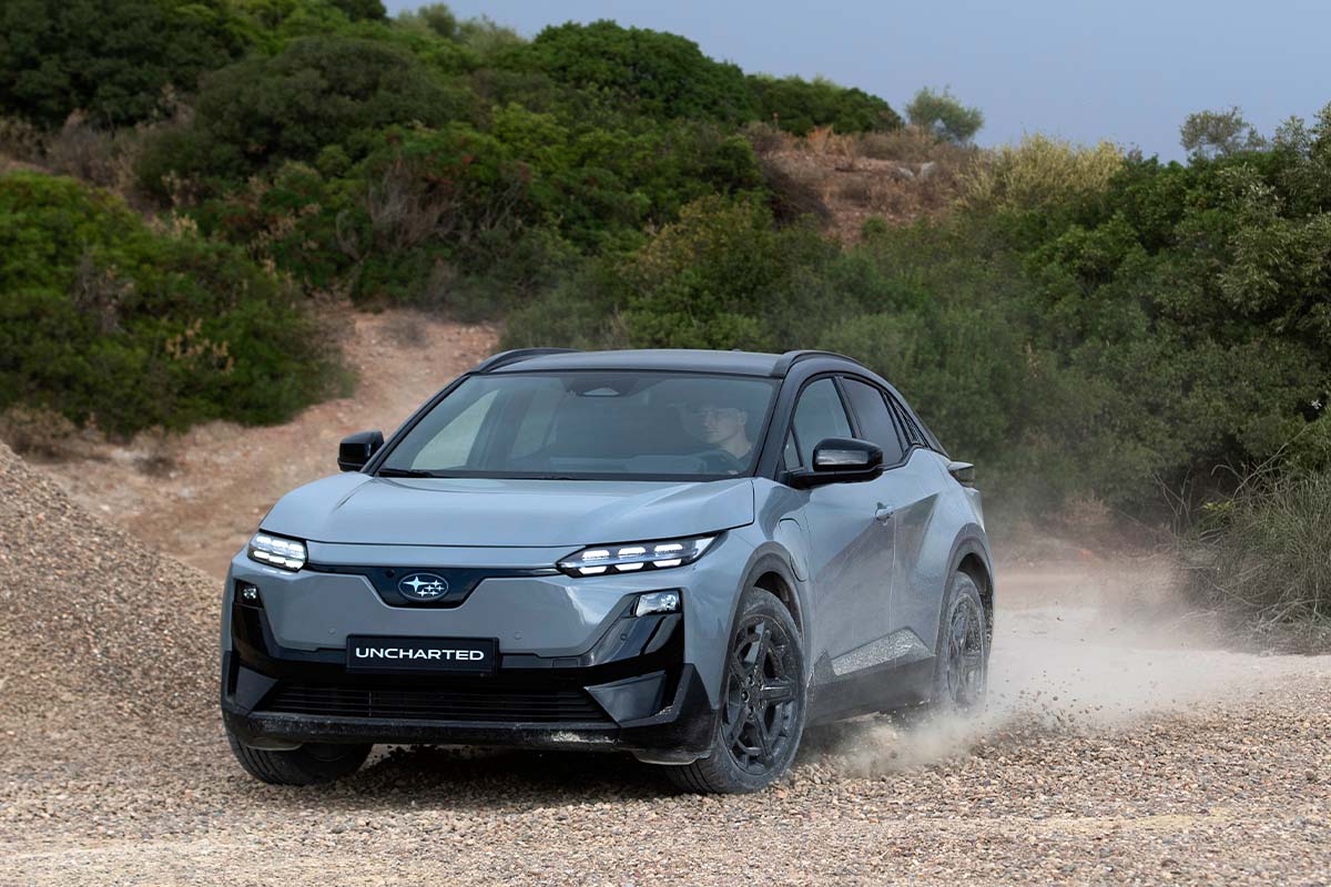 blauer Uncharted im Gelände