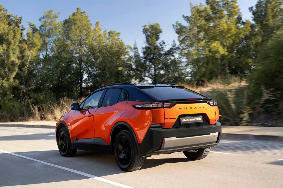 orangener Uncharted von hinten