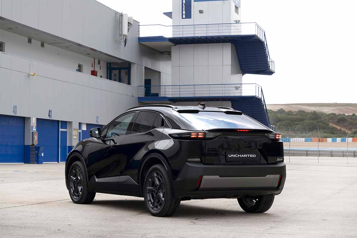 schwarzer Subaru Uncharted von hinten