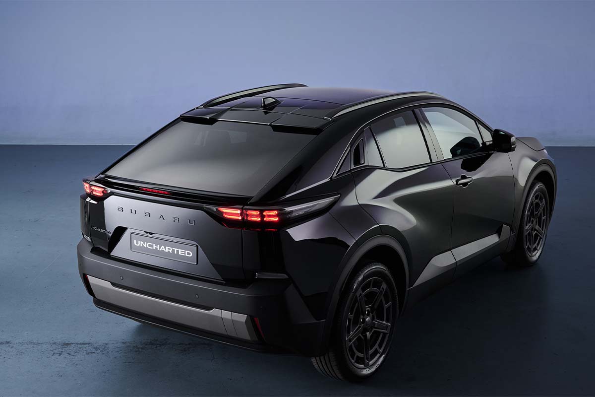 schwarzer Subaru Uncharted von hinten 