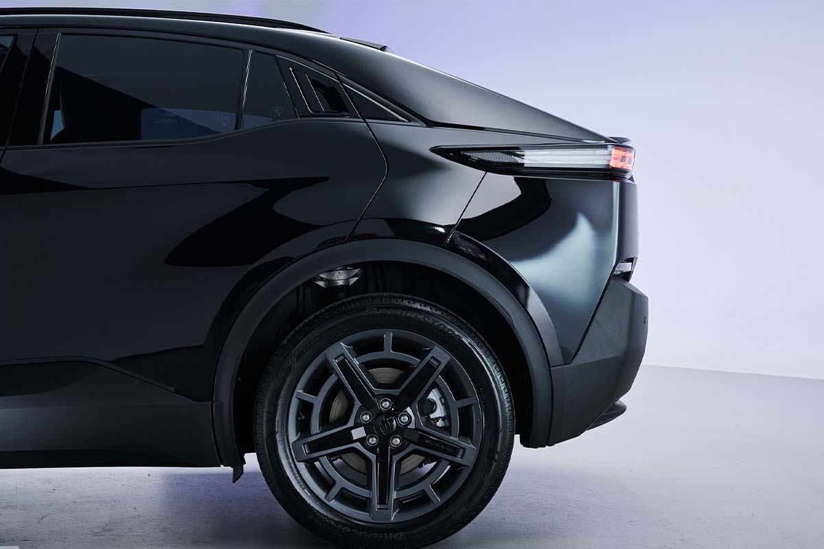 schwarzer Uncharted von der Seite