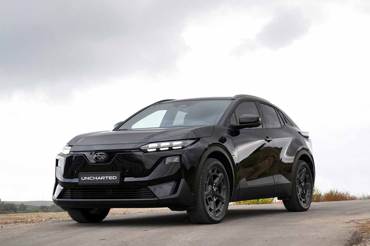 schwarzer Subaru Uncharted von vorne